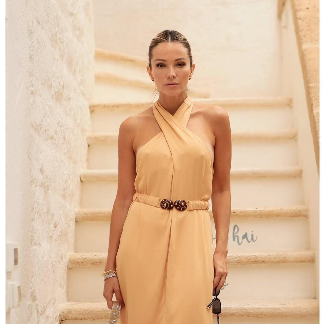 Vestido com decote cruzado- 